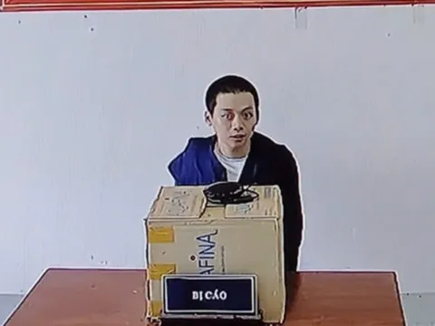 Thanh niên lãnh 15 năm tù vì "vác súng" tới nhà bạn gái cũ bắn tình địch