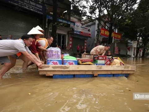 Bão lũ và tình người