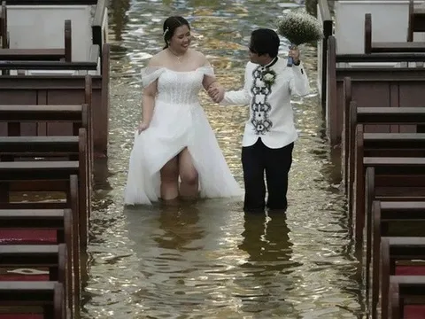 Cặp đôi làm đám cưới giữa dòng nước ngập sau bão gây "sốt mạng"