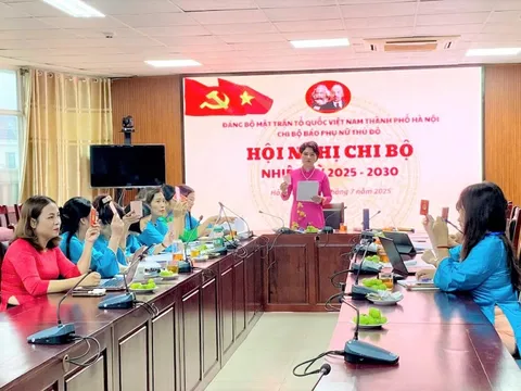 Chi bộ Báo Phụ nữ Thủ đô góp ý các dự thảo Văn kiện Đại hội Đảng
