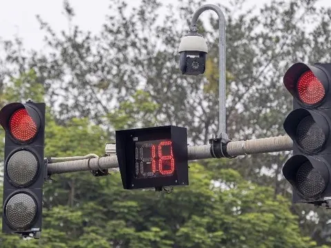 Hà Nội: Điều chỉnh đèn giao thông linh hoạt theo từng khung giờ và lưu lượng xe