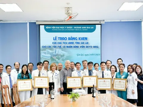 Khen thưởng y bác sĩ vượt trăm cây số, cứu chữa bệnh nhi Lào suy hô hấp