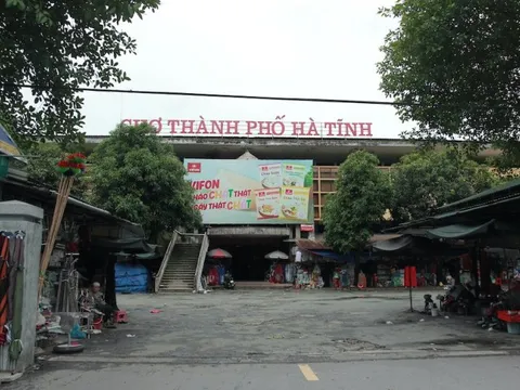 Kinh doanh gặp khó khăn, hàng chục ki-ốt tại chợ lớn nhất Hà Tĩnh bỏ trống