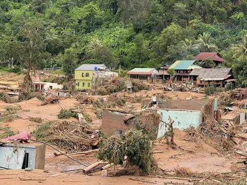 Nhiều bản làng ở Nghệ An bị cô lập, trực thăng quân đội mang hàng cứu trợ khẩn cấp
