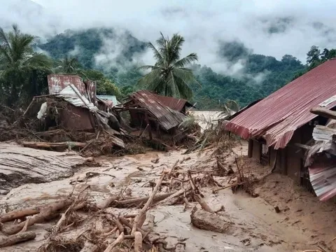 Nhiều bản làng biên giới Nghệ An bị cô lập, kích hoạt toàn bộ lực lượng '4 tại chỗ'