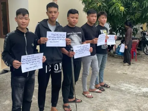 Ra oai với bạn gái, nhóm đối tượng dùng mã tấu, súng tấn công thanh niên đi đường