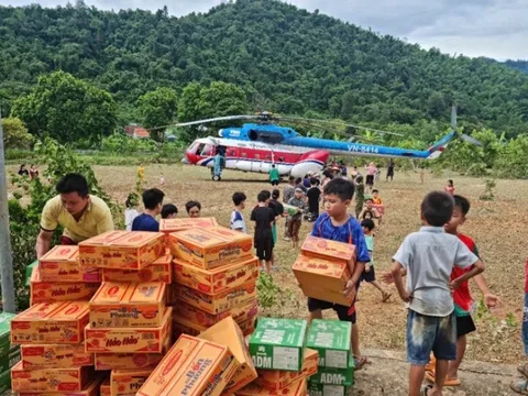 Bộ Quốc phòng tiếp tục huy động trực thăng mang hàng cứu trợ vùng lũ Nghệ An