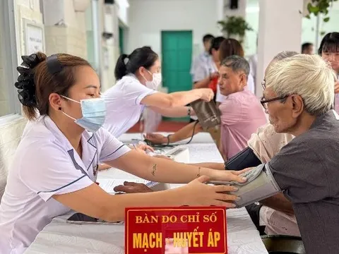Xã Thanh Trì khám bệnh, tư vấn sức khỏe và cấp thuốc cho người có công, đối tượng chính sách