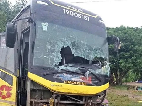 Lật xe khách trên QL 1 ở Hà Tĩnh, 9 người tử vong