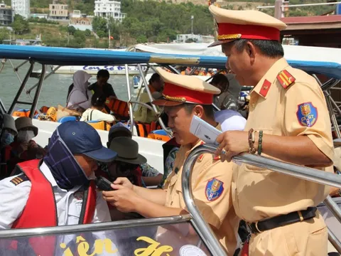 Khánh Hòa tăng cường kiểm tra hoạt động tàu du lịch tại vịnh Nha Trang