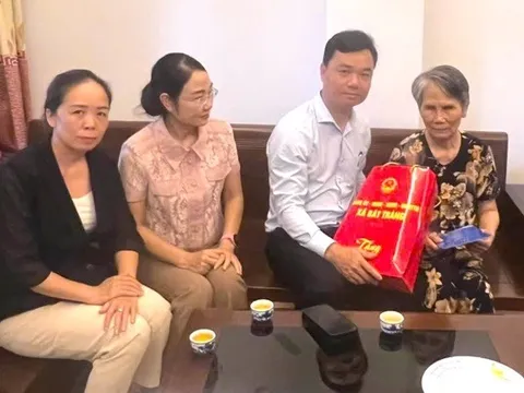 Xã Bát Tràng thăm, tặng quà tri ân gia đình chính sách