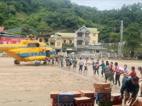 Quân đội điều động máy bay trực thăng chuyển hàng cứu trợ vào Nghệ An