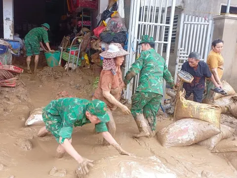 Cán bộ, chiến sĩ công an, quân đội ra quân giúp đỡ Nhân dân hai tỉnh Nghệ An, Thanh Hóa