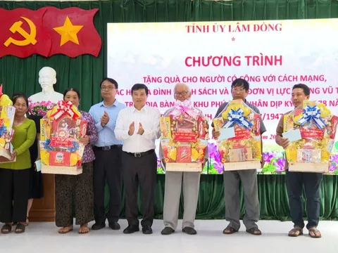 Lãnh đạo tỉnh Lâm Đồng thăm gia đình chính sách, đơn vị lực lượng vũ trang ở Đặc khu Phú Quý