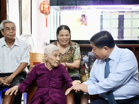 Phó Thủ tướng Nguyễn Chí Dũng thăm, tặng quà gia đình có công với cách mạng