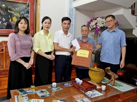 Lãnh đạo xã Đoài Phương tặng quà tri ân người có công