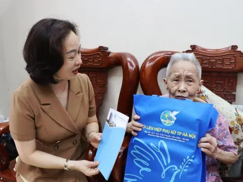Hội LHPN Hà Nội thăm, tặng quà mẹ, vợ liệt sĩ và người có công nhân dịp 27/7