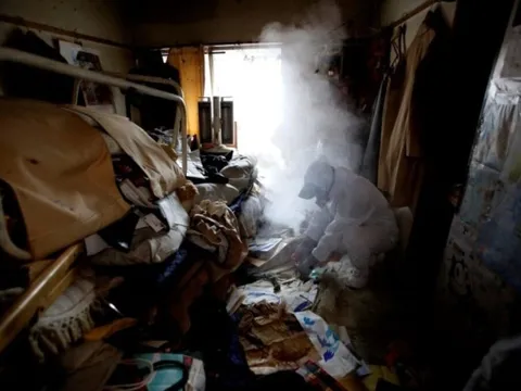 Kiểm tra căn hộ của người đàn ông 60 tuổi, phát hiện "bí mật động trời"