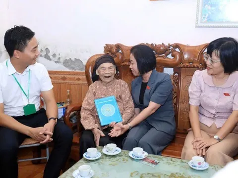 Đoàn Đại biểu Quốc hội TP Hà Nội tặng quà gia đình chính sách tại xã Minh Châu