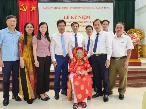 Xã Sơn Đồng tặng quà tri ân các gia đình chính sách