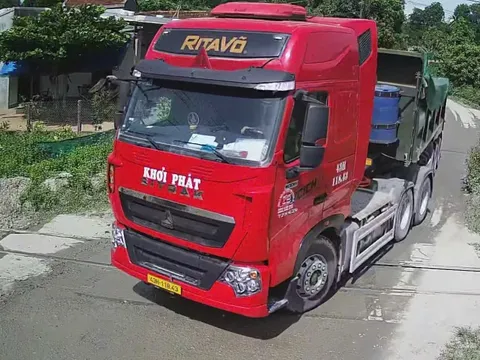 Xe tải nối đuôi vượt ẩu, tông gãy cần chắn đường sắt ở Quảng Ngãi