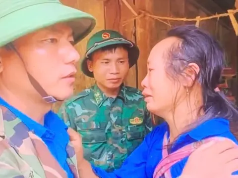 Bộ đội Biên phòng tiếp cận bản Phá Mựt cứu trợ khẩn cấp