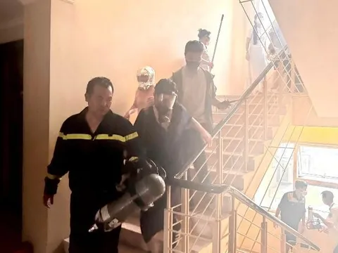 Cháy chung cư E1 Khu đô thị Nam Thăng Long, cảnh sát kịp thời hướng dẫn nhiều cư dân thoát nạn an toàn