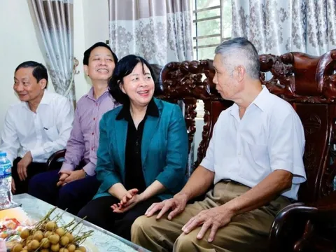 Đồng chí Bí thư Thành ủy Hà Nội Bùi Thị Minh Hoài thăm, tặng quà một số thương binh, gia đình liệt sĩ