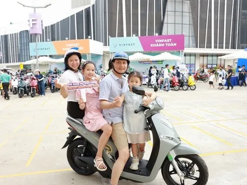 Người dân Thủ đô rủ nhau đi sắm xe máy điện: Khách hàng cũ mua thêm, người mới bị thuyết phục ngay sau khi lái thử
