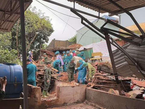 Quân đội giúp đỡ người dân sau vụ sập tường bến xe Đức Long Gia Lai