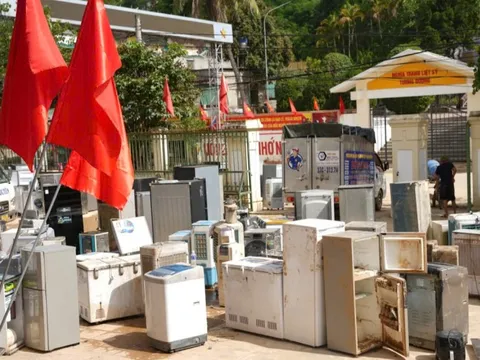Ấm áp tình người sau lũ dữ: Nhóm thợ lặn lội đi sửa điện miễn phí cho người dân