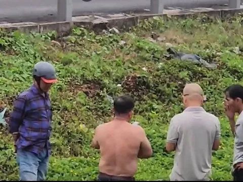 Người đàn ông bất ngờ giật tay lái của tài xế rồi lao ra khỏi xe