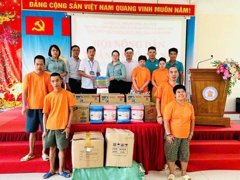 Hội Nông dân Hà Nội tặng quà các nạn nhân nhiễm chất độc da cam/dioxin
