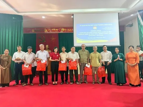 Ủy ban MTTQ Việt Nam phường Kiến Hưng tri ân, trao quà cho các gia đình chính sách