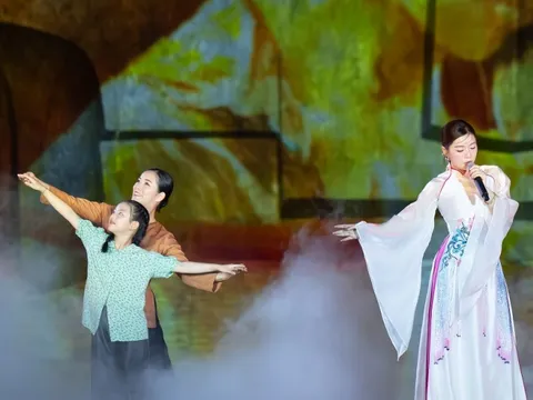 Khán giả xúc động nghe hát “Mẹ yêu con” dưới chân tượng đài Mẹ Thứ