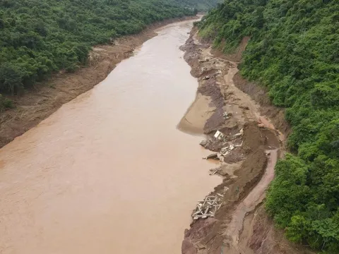 Quốc lộ 7, quốc lộ 16 sạt lở nghiêm trọng sau bão Wipha