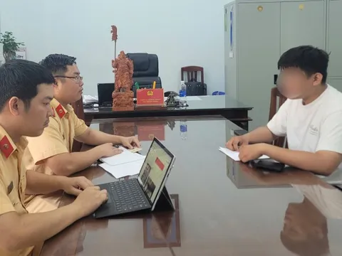 Xử phạt nam thanh niên điều khiển xe máy buông cả hai tay trên phố