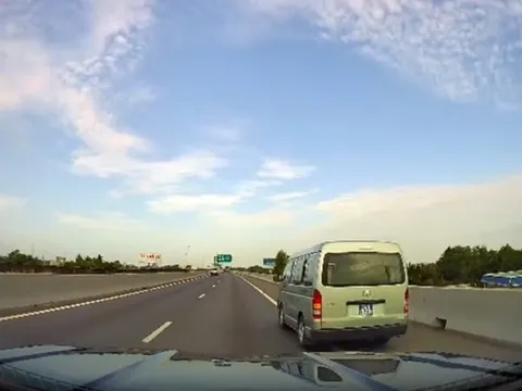 Phạt xe 'biển xanh' đi vào làn khẩn cấp trên đường cao tốc