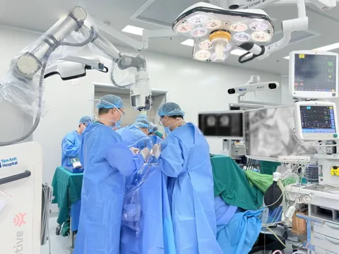 Robot AI hỗ trợ phẫu thuật cứu thai phụ đột quỵ do tiền sản giật giữa đêm