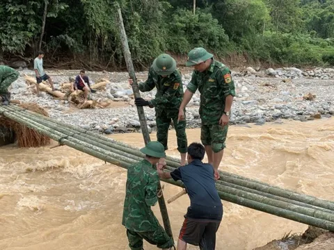 Căng sức giúp dân khắc phục hậu quả của đợt mưa lũ lịch sử