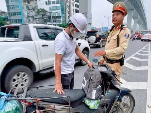 Hà Nội: Phạt nhiều người điều khiển xe mô tô cố tình đi lên đường vành đai 2 trên cao