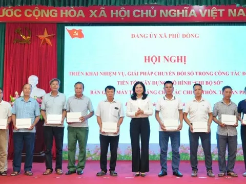 Đảng ủy xã Phù Đổng bàn giao máy tính bảng cho đại diện 56 chi bộ thôn, tổ dân phố