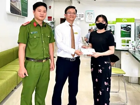 Nhân viên ngân hàng phối hợp với công an ngăn chặn một vụ lừa đảo nộp tiền qua app nhận hoa hồng