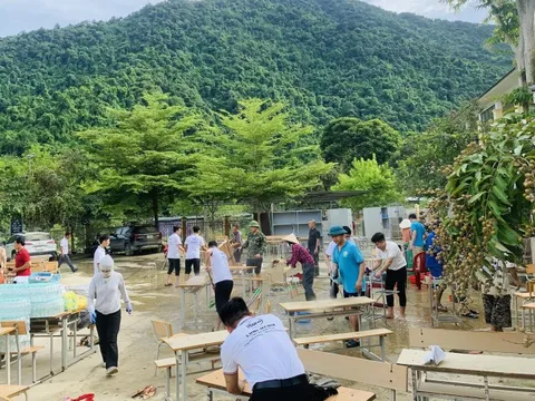 Thầy cô giáo vượt hàng trăm cây số lội bùn tiếp sức cho đồng nghiệp vùng lũ