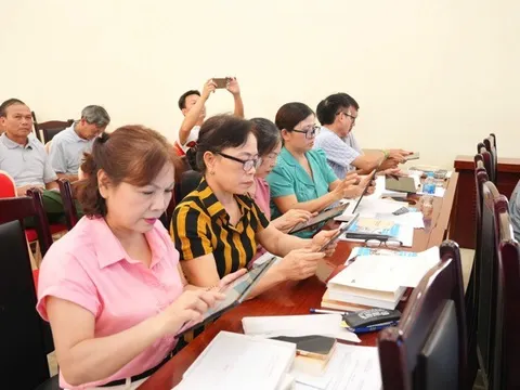 Xây dựng Chi bộ số, xã Phù Đổng trao 56 máy tính bảng cho các chi bộ thôn, tổ dân phố