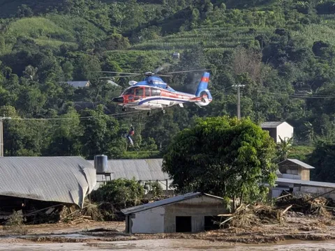Bộ Quốc phòng điều trực thăng giải cứu người dân bị mắc kẹt do mưa lũ ở Sơn La