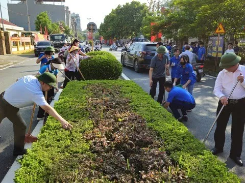 Xã Hoài Đức phát động tổng vệ sinh môi trường và chiến dịch 45 ngày hỗ trợ chuyển đổi số