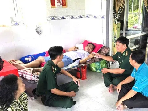 Đồn Biên phòng Rạch Gốc tổ chức thăm hỏi, hỗ trợ người dân có hoàn cảnh khó khăn