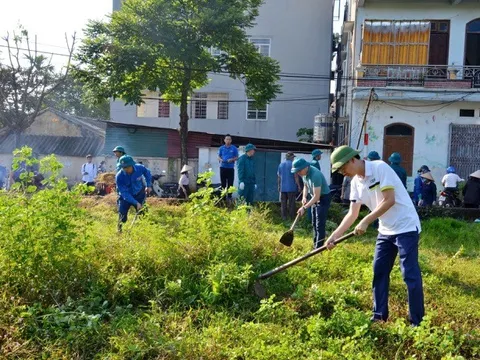 Cán bộ, chiến sĩ và nhân dân phường Tùng Thiện ra quân vệ sinh môi trường