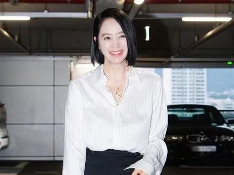 "Chị đại" ở tuổi 55, khoe sắc vóc nóng bỏng gây sốt mạng xã hội